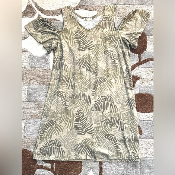 Democracy Cold Shoulder Lightweight Jersey Dress in Olive Green Fern Print ZB6 - Picture 2 of 8